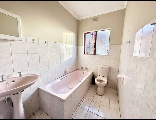 5 BEDROOM HOUSE FOR SALE IN FLORA PARK